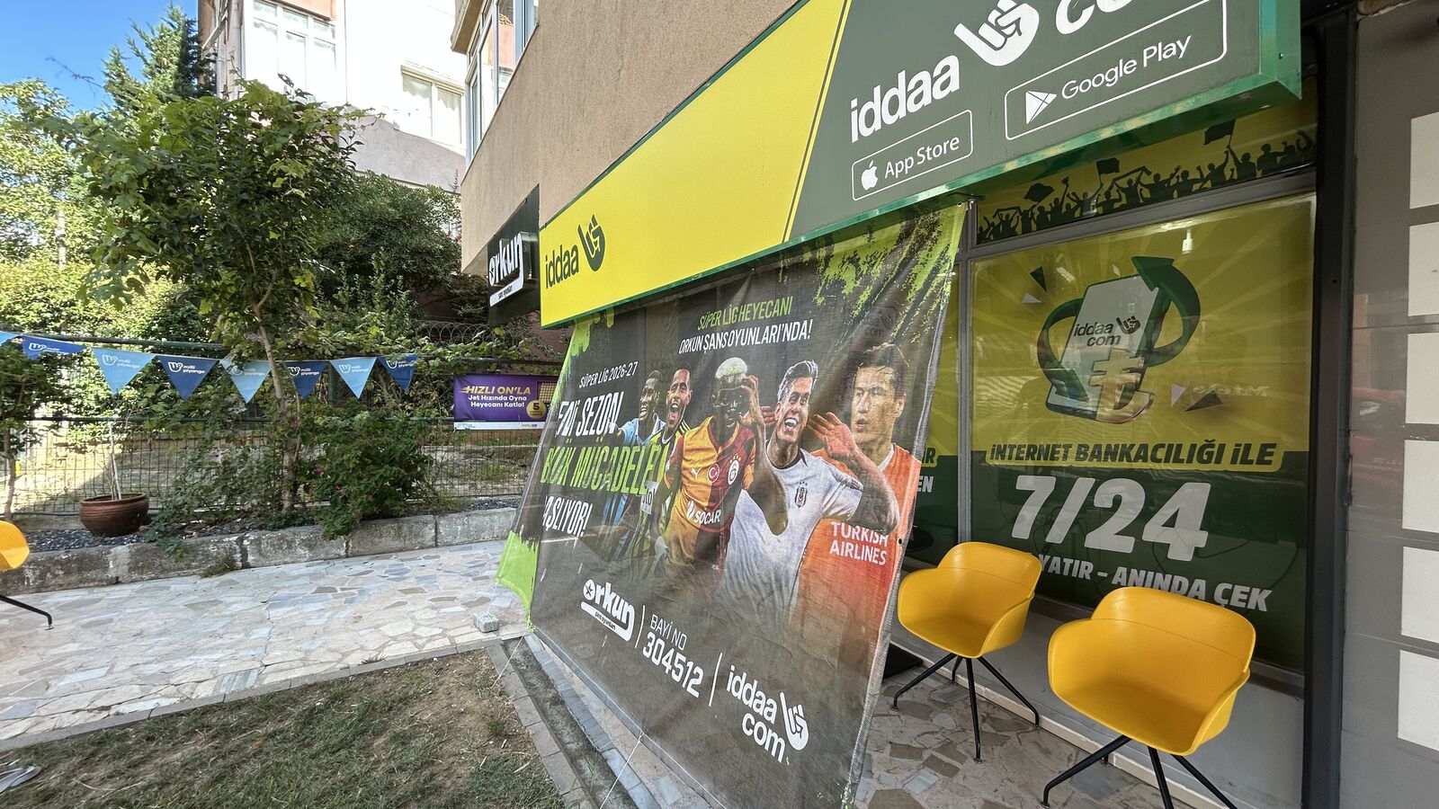 Dükkan önü yol ve bahçe