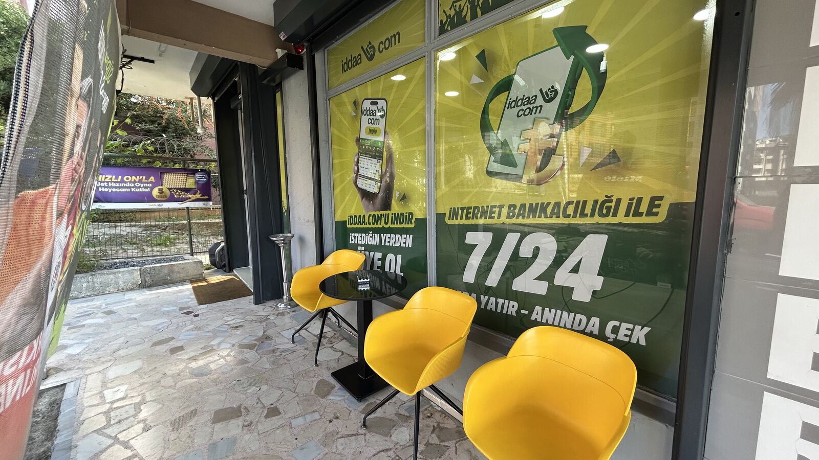 Dükkan dış cephe ve oturma alanı